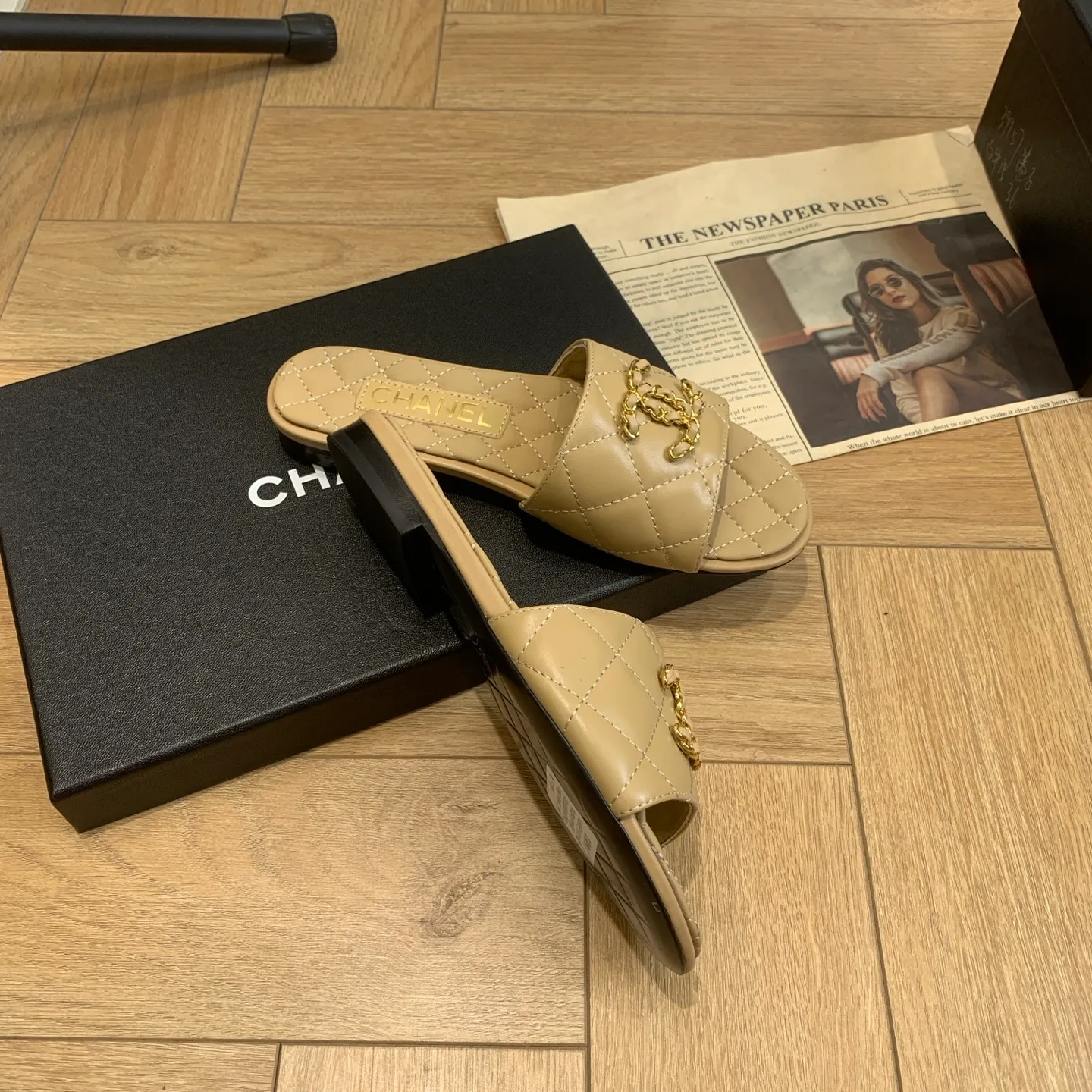 👟👟Ex-factory price 500👟👟 🍀Chanel Xiaoxiang 25ss new lazy double C-buckle slippers. Versatile, slimming and elegant slippers. A slipper with great appearance. It looks great with any combination! Lazy slippers are worth recommending. Calfskin upper, mixed sheepskin lining, Italian genuine leather outsole. Size: 35-41 (40 and 41 customized, non-refundable) 👉